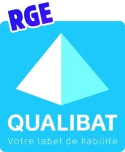 Logo bleu QUALIBAT RGE affichant un triangle blanc et bleu clair. Texte blanc : QUALIBAT Votre label de fiabilité.