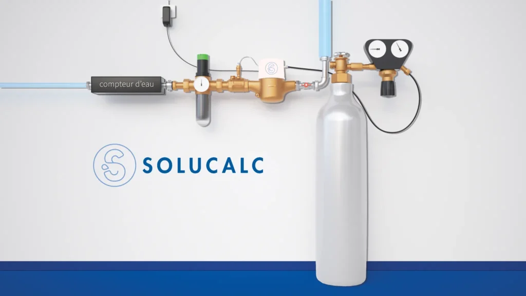 SOLUCALC: Système innovant de traitement d'eau domestique Système de traitement d'eau SOLUCALC mural avec compteur d'eau, filtre, unité principale et bouteille de gaz avec manomètres.