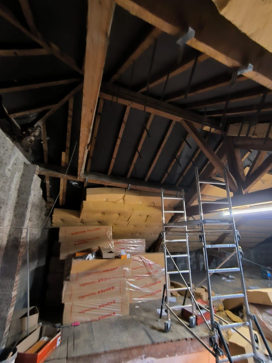 Combles en rénovation : isolation GUTEX Thermoflex, charpente bois et échafaudage.